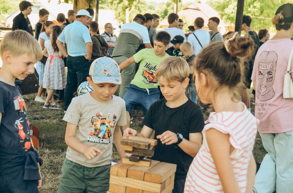 Діти грають у настільну гру просто неба