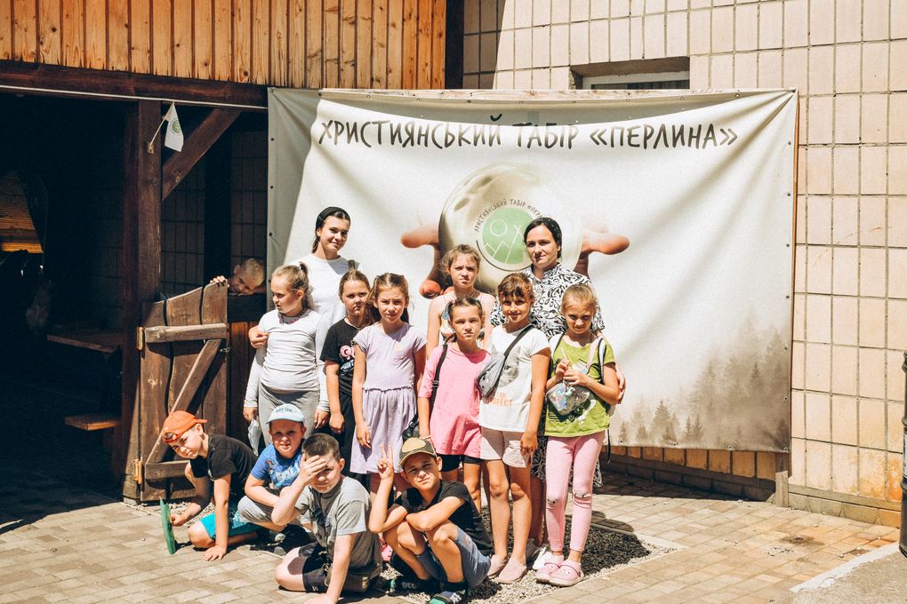 Діти й команда табору разом