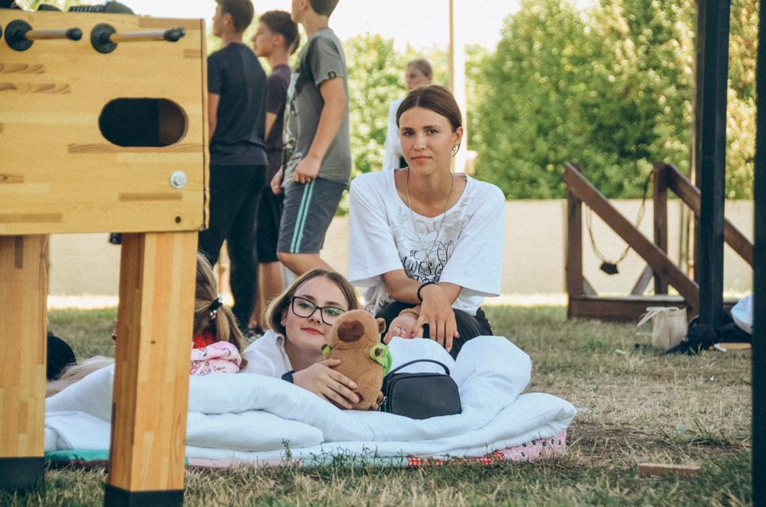 Біблійний урок за столом під навісом